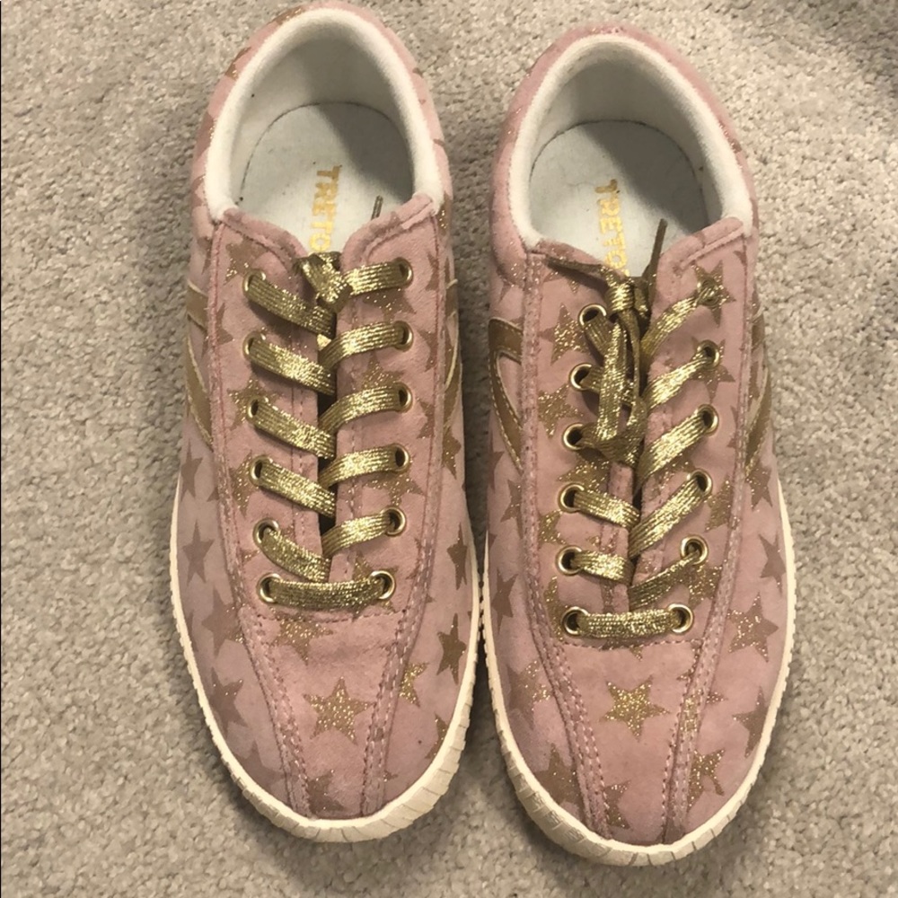 Glitter star sneakers. Metallic laces and tongue.